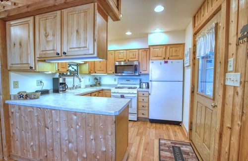 Northwoods Beach Cabina | Grindstone Lake-Hayward 4-bedroom lakefront cabin. Wi-Fi, AC and superb fishing!