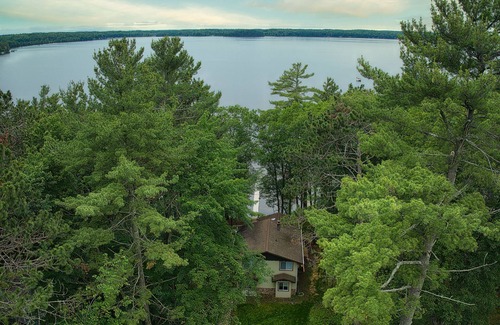 Northwoods Beach Cabina | Grindstone Lake-Hayward 4-bedroom lakefront cabin. Wi-Fi, AC and superb fishing!