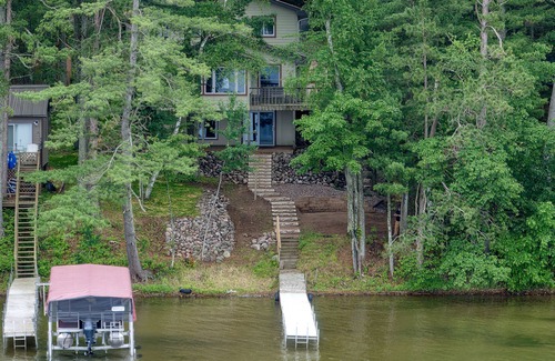 Northwoods Beach Cabina | Grindstone Lake-Hayward 4-bedroom lakefront cabin. Wi-Fi, AC and superb fishing!
