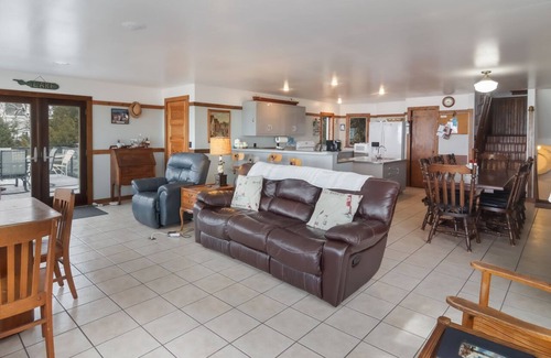 Frankfort Casa | Griners Life Saving$ Station on Lake Michigan w/ Private Beach, Pet-Friendly