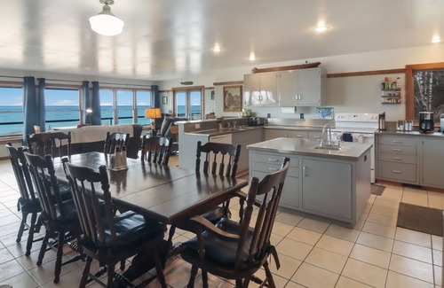 Frankfort Casa | Griners Life Saving$ Station on Lake Michigan w/ Private Beach, Pet-Friendly