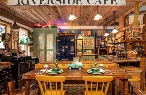 Quicksburg Casa | Grist Mill Cabin Creek Waterwheel Hot Tub