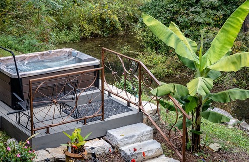 Quicksburg Casa | Grist Mill Cabin Creek Waterwheel Hot Tub
