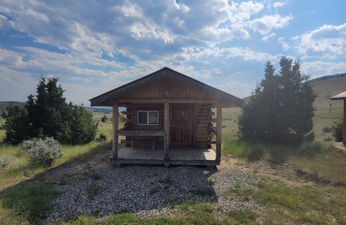 Manhattan Cabina | GRIZZLY ROCK RANCH Rustic Tiny Log Cabin Glamping and Horseback Riding Available