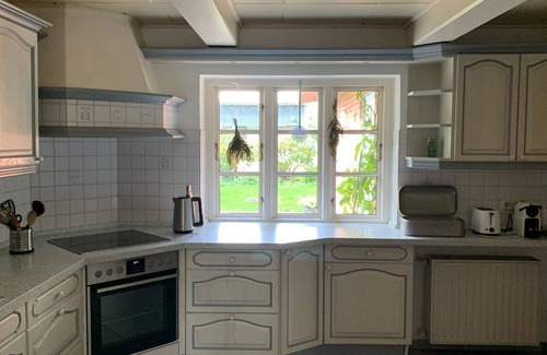 Seeth Casa | Großer und Moderner Reetdachtraum in Bester Lage mit Großem Grundstück und Sauna