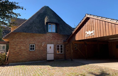 Seeth Casa | Großer und Moderner Reetdachtraum in Bester Lage mit Großem Grundstück und Sauna