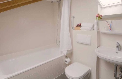 Neuensien Apartamento | Großes Doppelzimmer mit Seeblick III - Ferienzimmer und -wohnungen mit Seeblick