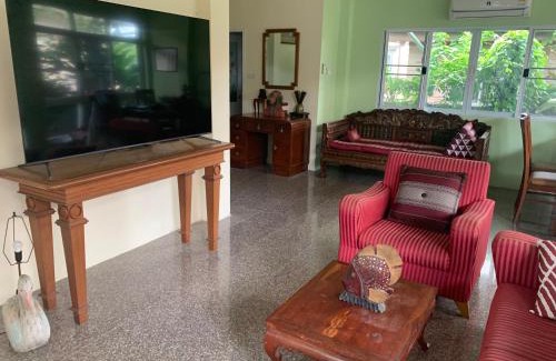 Rangsit Apartamento | Großes Haus mit Garten, Bangkok