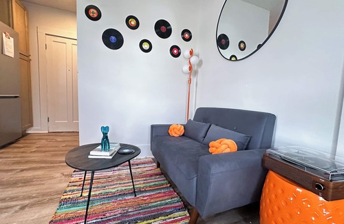 Woodstock Apartamento | Groovy 1 Bedroom Apartment in Woodstock - AC & WiFi!
