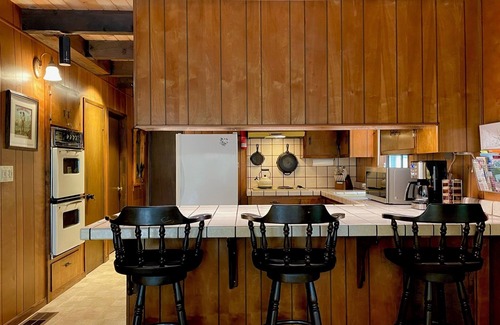 Placerville Cabina | Groovy Cabin in the woods is a perfect place for family and friends to gather.
