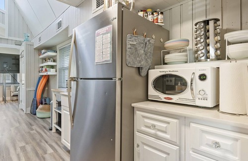 Vacation Village Casa | Groovy, Family-Friendly A-Frame: 30-40 min to Disney and Universal theme parks