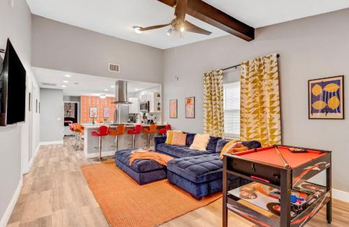 Jan Phyl Village Casa | Groovy Funhouse Getaway - 4 bdrm near Legoland
