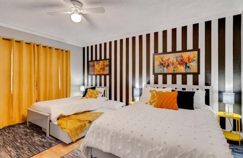 Jan Phyl Village Casa | Groovy Funhouse Getaway - 4 bdrm near Legoland