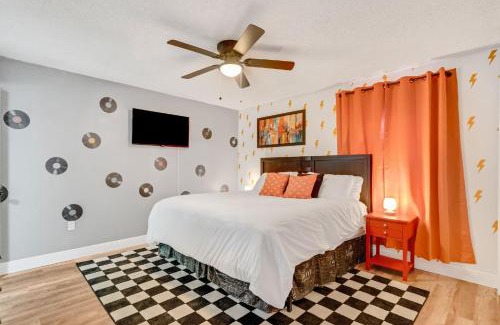 Jan Phyl Village Casa | Groovy Funhouse Getaway - 4 bdrm near Legoland