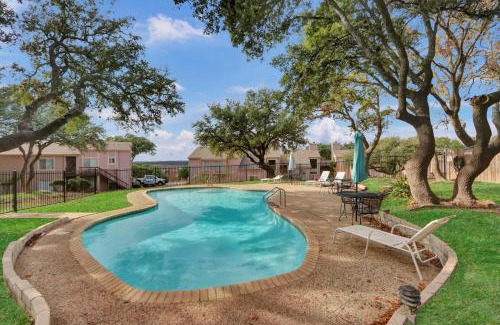Canyon Lake Casa | Groovy Getaway