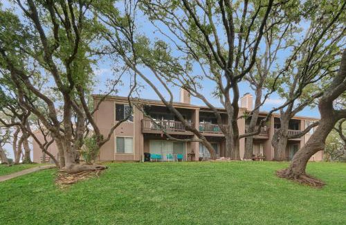 Canyon Lake Casa | Groovy Getaway