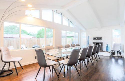 Westminster Casa | Groovy Getaway With 4 KING Beds And A Hot Tub