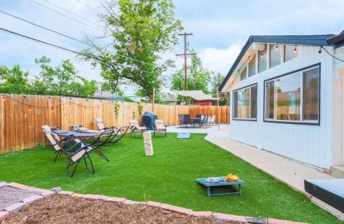 Westminster Casa | Groovy Getaway With 4 KING Beds And A Hot Tub