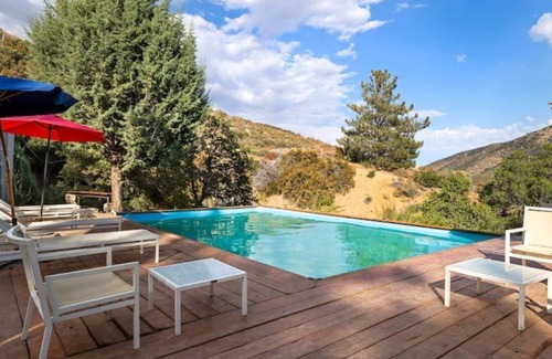 Leona Valley Casa | Groovy Little Patchwork Cabin