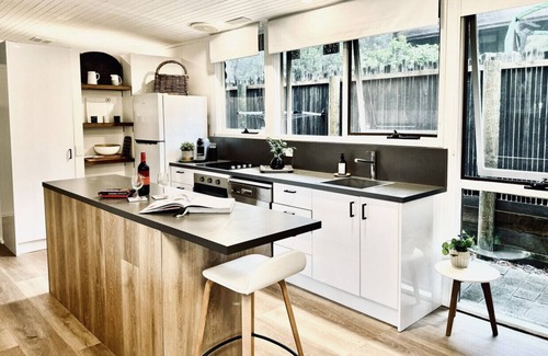 Lorne Casa | Groovy Lorne Ocean View Log House, Pet Friendly (Freshly renovated)