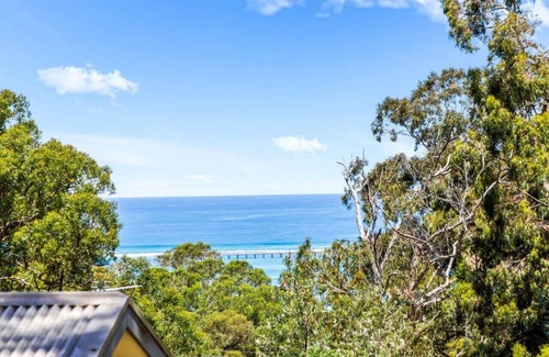 Lorne Casa | Groovy Lorne Ocean View Log House, Pet Friendly (Freshly renovated)