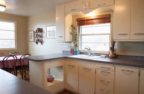 South Perry District Casa | Groovy Perry District/South Hill Mid-Century Home