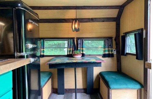 Monticello Alquiler De RV | Groovy Vintage RV In the Woods