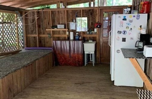 Monticello Alquiler De RV | Groovy Vintage RV In the Woods