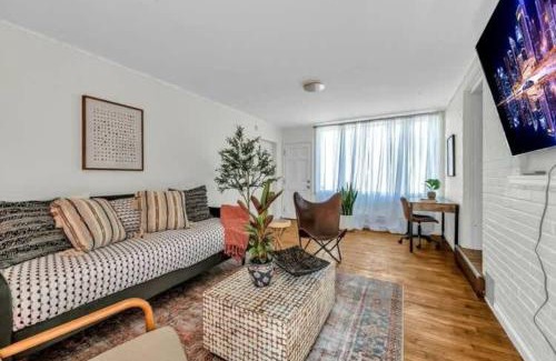 Anchorville Casa | Grosse Pointe Detroit 3BR - Sleeps 8 - Yard home