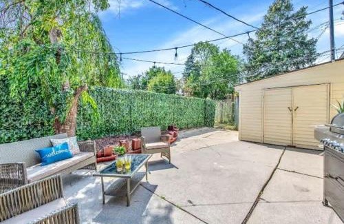 Anchorville Casa | Grosse Pointe Detroit 3BR - Sleeps 8 - Yard home