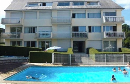 Pleherel-Plage-Vieux-Bourg Apartamento | Ground floor apartment with terrace, close to shops and beach.
