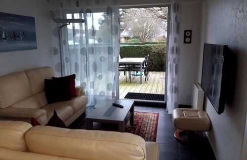 Pleherel-Plage-Vieux-Bourg Apartamento | Ground floor apartment with terrace, close to shops and beach.