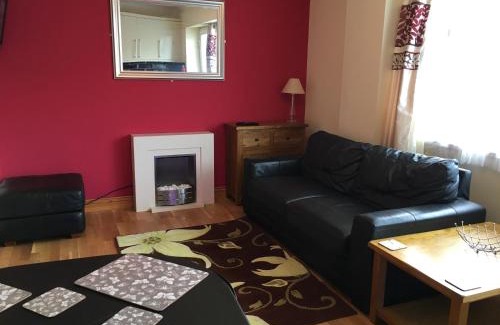 Brean Apartamento | Ground floor 2 bed apartment in central location with private access to 7 miles of sandy beach (sleeps 4)