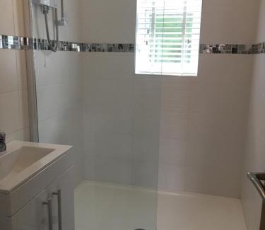 Brean Apartamento | Ground floor 2 bed apartment in central location with private access to 7 miles of sandy beach (sleeps 4)