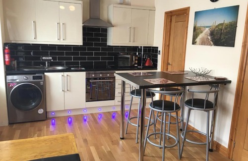 Brean Apartamento | Ground floor 2 bed apartment in central location with private access to 7 miles of sandy beach (sleeps 4)