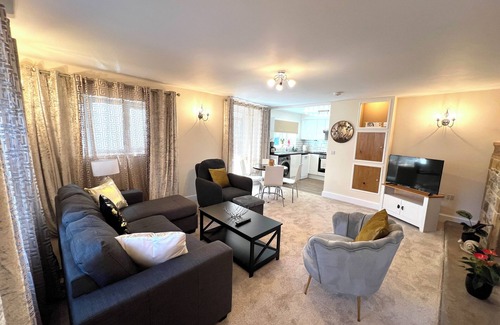 Street Apartamento | Ground Floor 2 Bedroom, Edge of Glastonbury & Street Town Centre, Onsite Parking