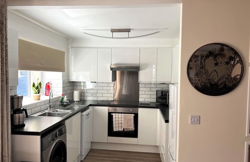 Street Apartamento | Ground Floor 2 Bedroom, Edge of Glastonbury & Street Town Centre, Onsite Parking