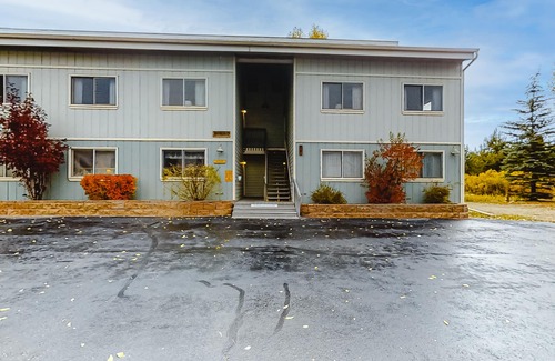 Fraser Condominio | Ground-Floor, All-Seasons Condo with Shaded Deck, Fireplace & Shared Hot Tubs