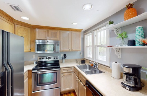 Flamingo Parks Apartamento | Ground-floor apt near downtown & beach with patio, streaming, W/D, central AC