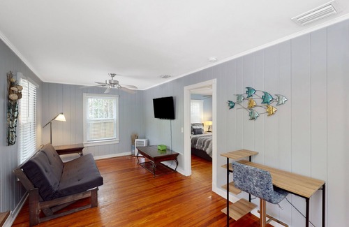Flamingo Parks Apartamento | Ground-floor apt near downtown & beach with patio, streaming, W/D, central AC