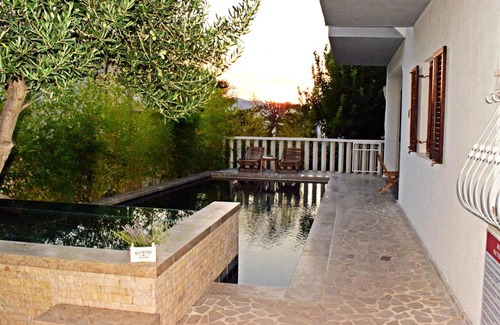 Okrug Donji Apartamento | Ground floor apartment with a private pool