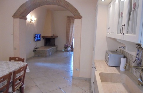 Chianni Casa | Apartamento en planta baja con logia y jardín, vista panorámica.