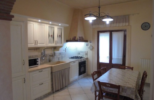Chianni Casa | Apartamento en planta baja con logia y jardín, vista panorámica.