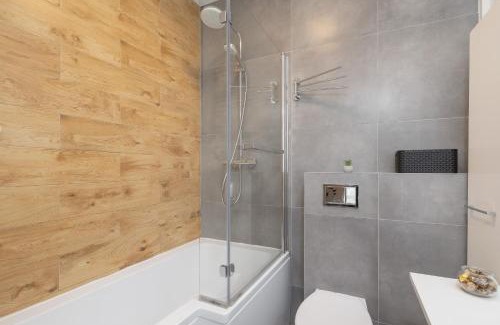 Sosnowiec Apartamento | Ground Floor Apartment with Garden and FREE GARAGE in Sosnowiec by Noclegi Renters