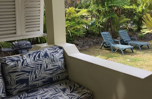 Sunset Crest Apartamento | Ground Floor Apt with garden only 3 mins walk to Beach and Beach Club