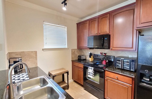 Wellington Condominio | Ground floor condo, no carpet, community pools, fitness room, 9 miles to Disney World