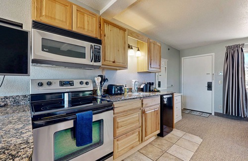 Wisconsin Dells Apartamento | Ground-floor hotel-style condo with fast WiFi, central AC, & kitchenette