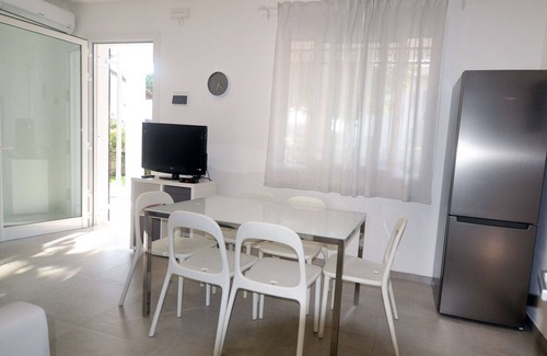 Lido delle Nazioni Casa | Villa en planta baja con jardín y cómodo patio junto al mar con aire acondicionado.