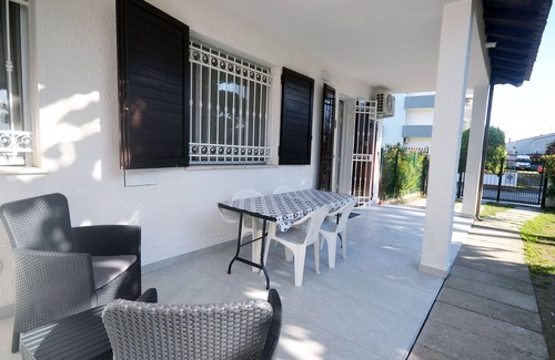 Lido delle Nazioni Casa | Villa en planta baja con jardín y cómodo patio junto al mar con aire acondicionado.