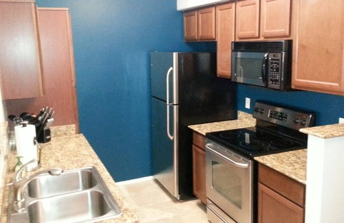 Tempe Condominio | Planta baja, piscina, spa y sala de fitness - condominio 1Bd / 1Ba. Lugar de estacionamiento cubierto
